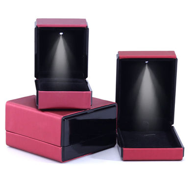 Hanhong Custom Logo LED Light Jewelry Box for Bracelets Necklaces and Rings in Leather